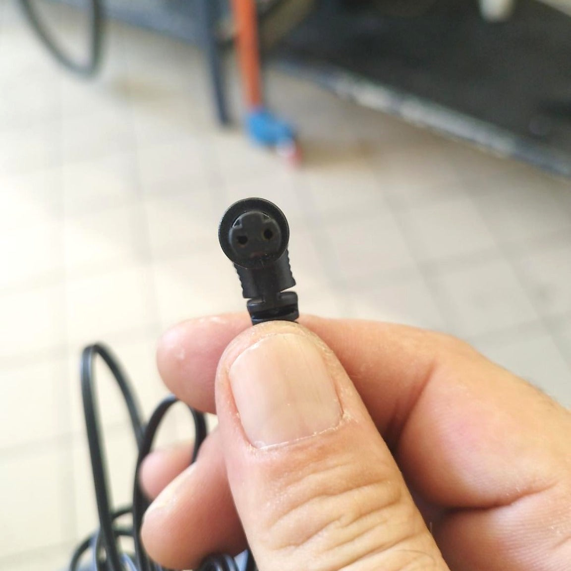 Spinotto reale a due contatti visto frontalmente del caricabatterie compatibile Black+Decker